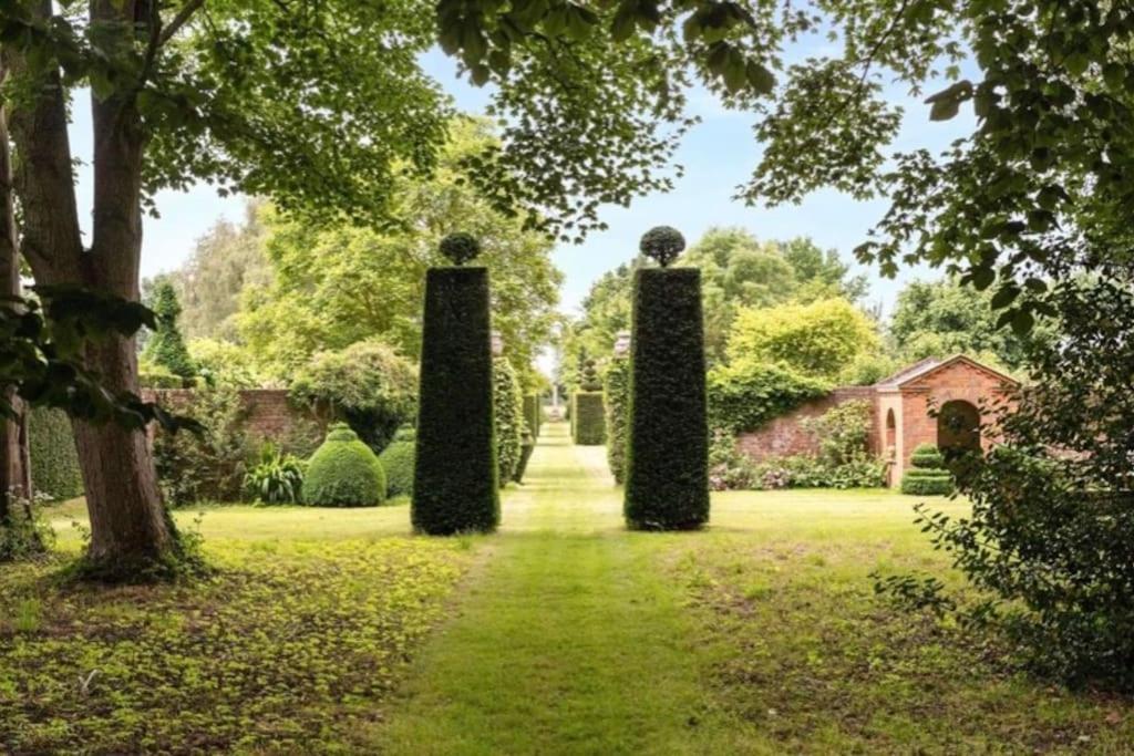 Cressy Hall - Historic Grade II Listed Manor, Gorgeous Topiary Garden Gosberton Exterior photo